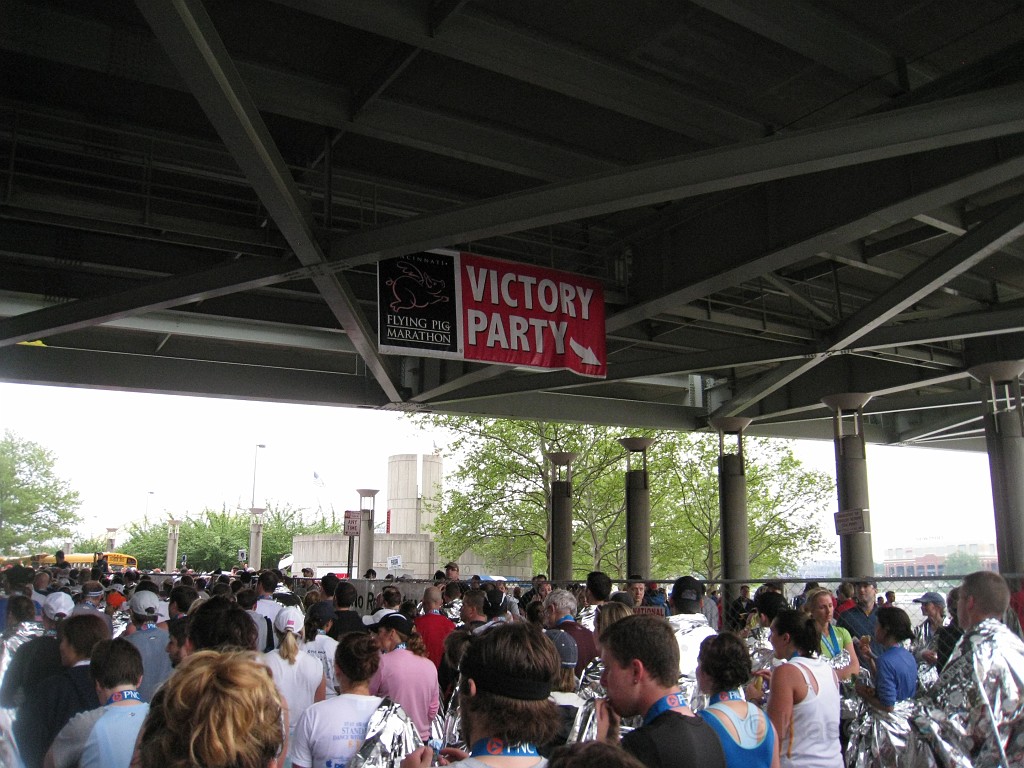 Flying Pig 2009 0370.jpg - The finishing "Victory Party" did not start until 10 am. I would have had to wait around another hour for it, so headed back to hotel and a warm shower.